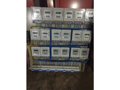 安裝配電箱時，如何確保電氣連接的可靠性和安全性？